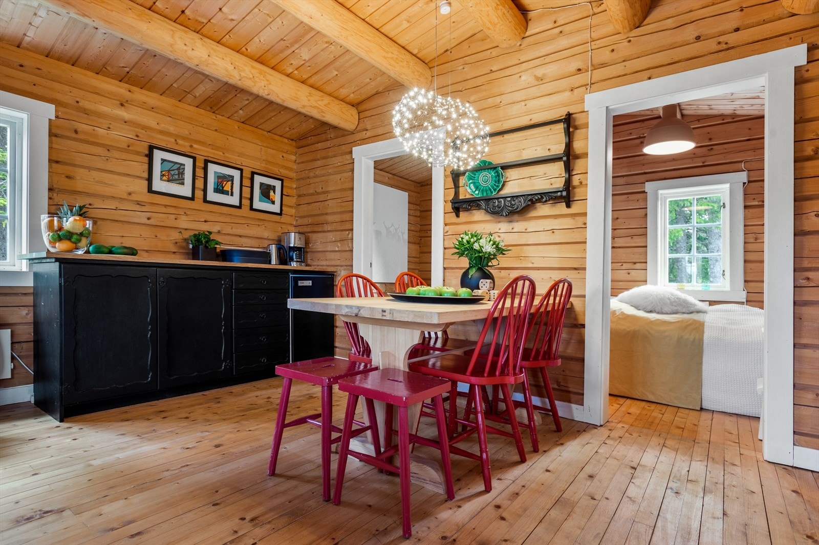 God plass til spisegruppe i tilknytning kjøkkenet Galleribilde