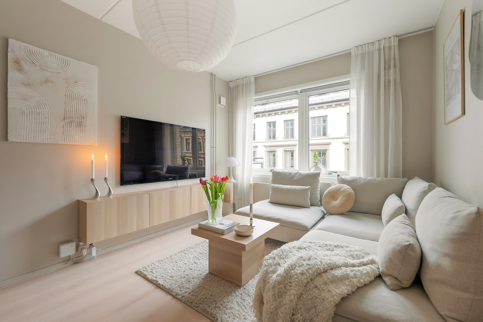 Stuen fremstår som lys, elegant og innbydende, med rikelig med lysinslipp fra store vindusflater og god plass til ønsket møblering. Galleribilde