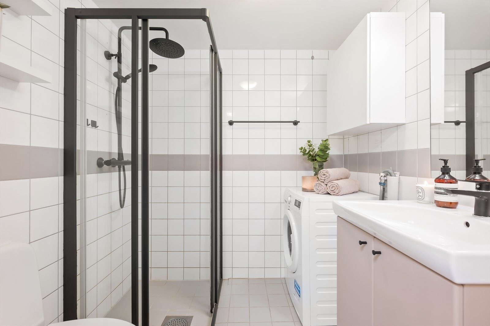 Her er det opplegg for vaskemaskin, dusjløsning i nisje med regnfallsdusj og pene fargekombinasjoner. Galleribilde