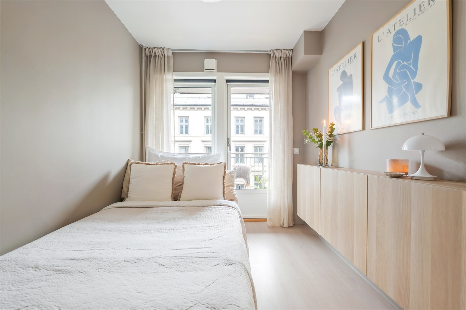 Fra soverommet har man adgang til boligens romslige nordvendte balkong. Galleribilde