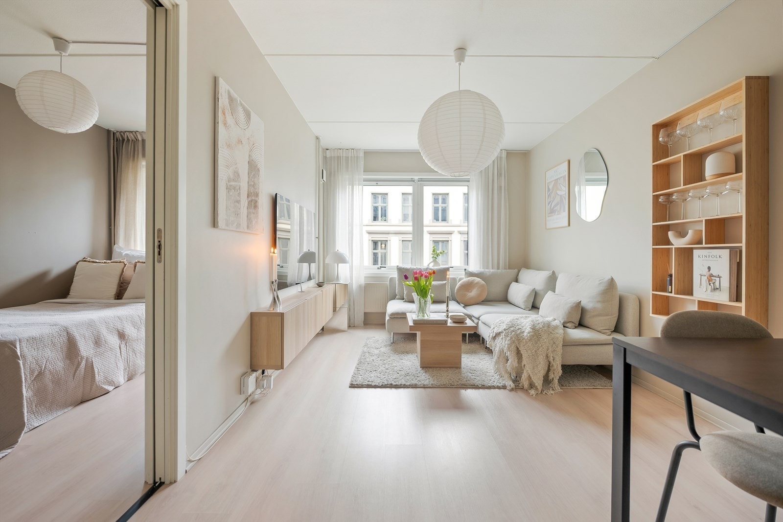 Den luftige planløsningen skaper naturlige soner og gir rom for både ro og sosiale sammenkomster. Galleribilde