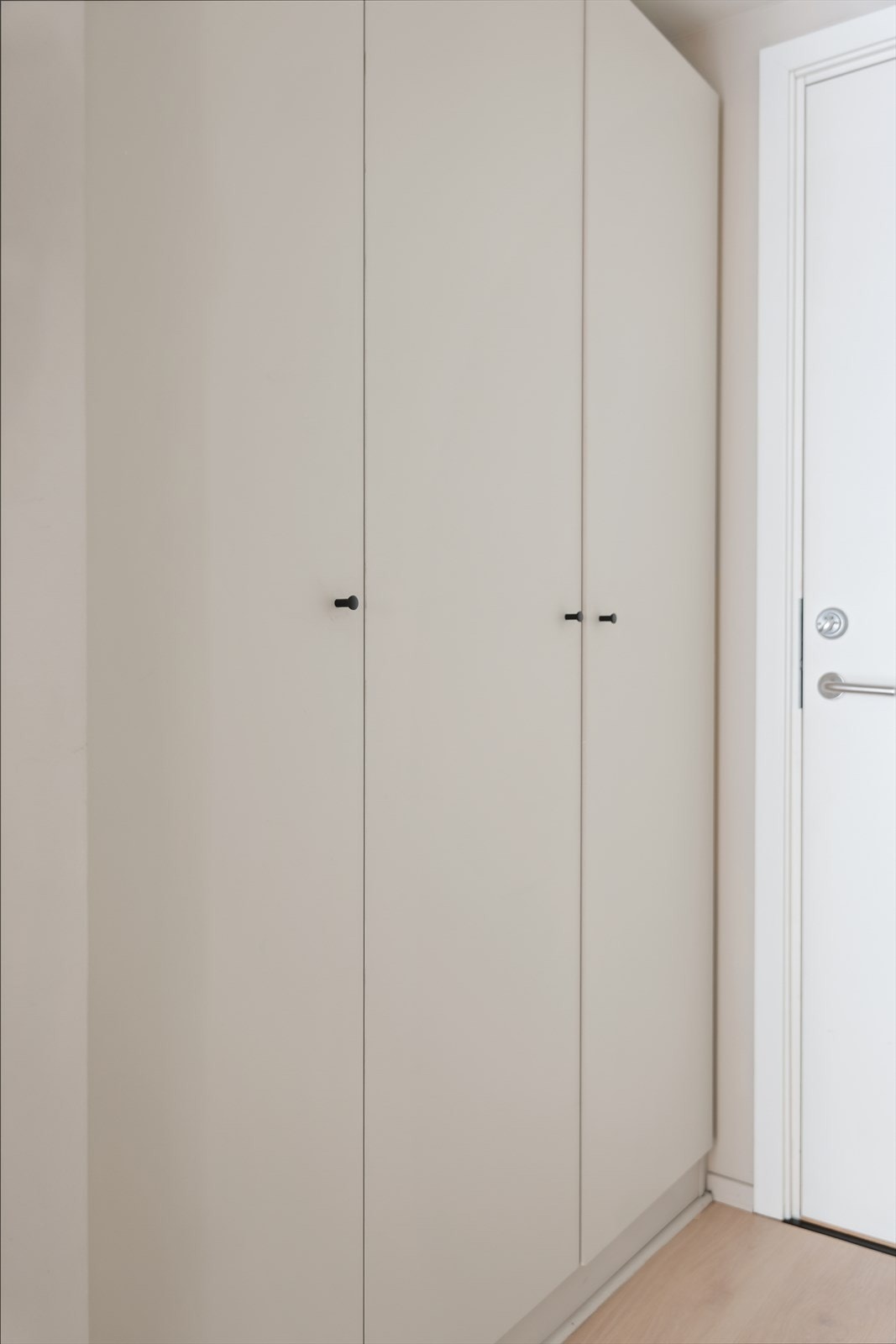 Garderobeskapet i entré gir umiddelbar oppbevaring. Galleribilde