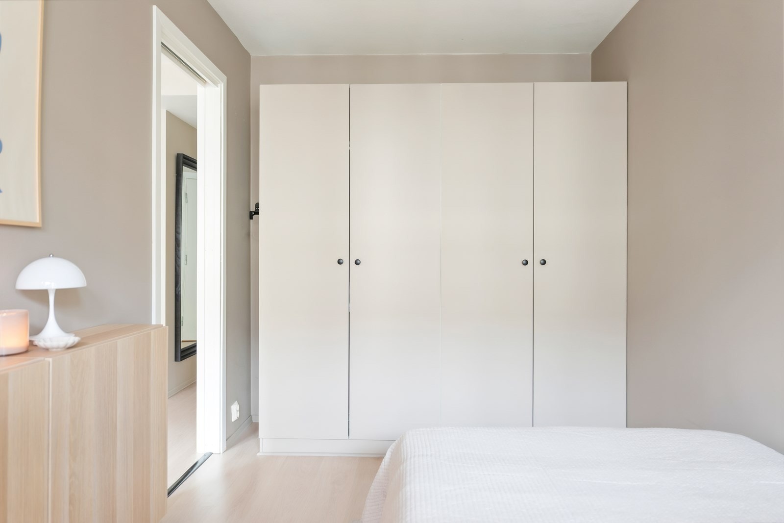 Boligen har garderobeskap på soverommet og i entréen. Galleribilde