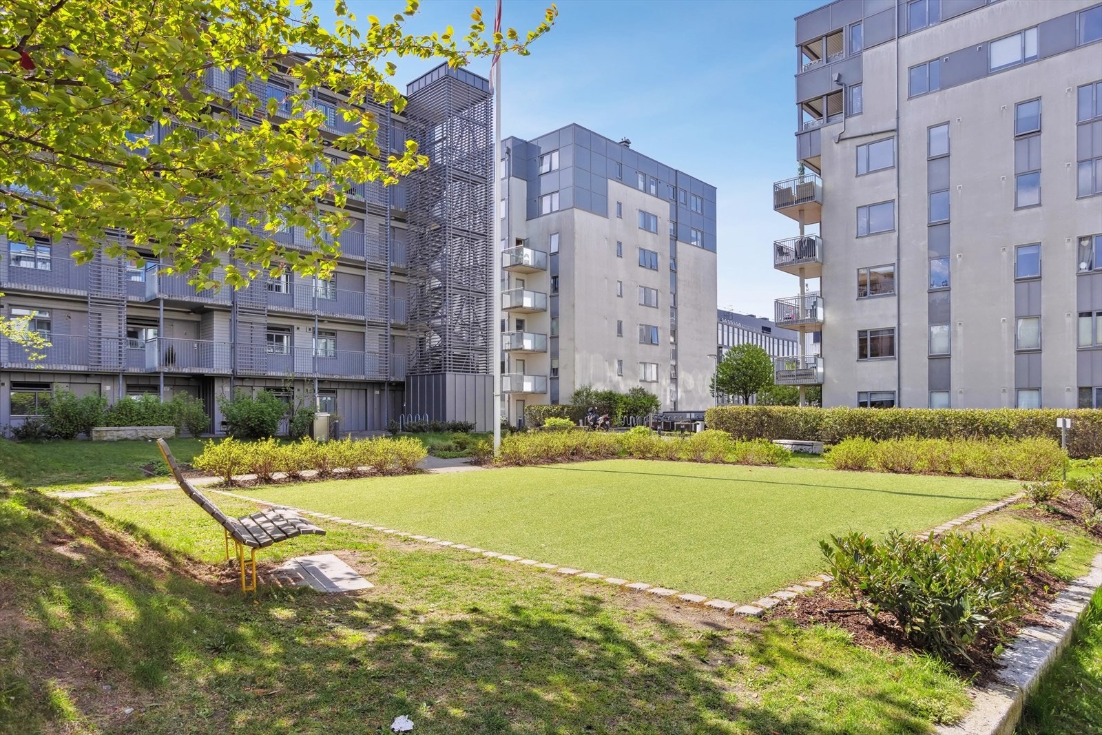 Frodig og flott bakgård med fine grøntområder og interne veier Galleribilde