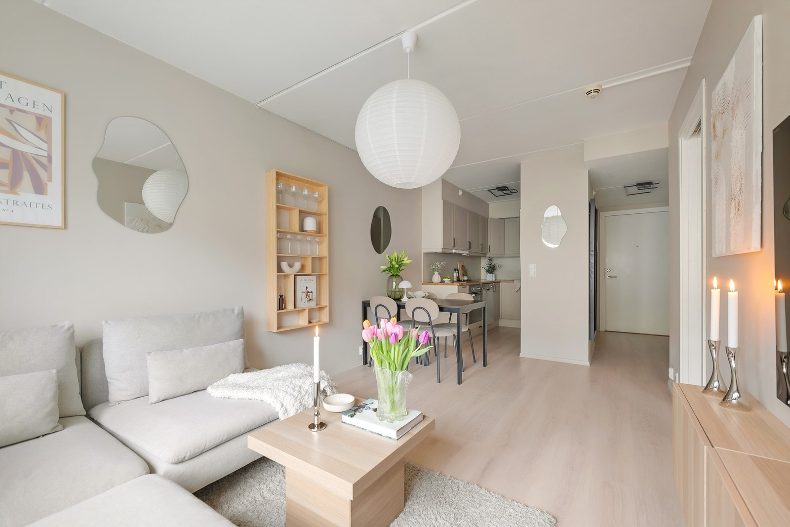 Videre fra stuen åpner rommet seg mot en praktisk og velutnyttet kjøkkenløsning, hvor den åpne planløsningen gjør det enkelt å kombinere matlaging og sosiale stunder. Galleribilde