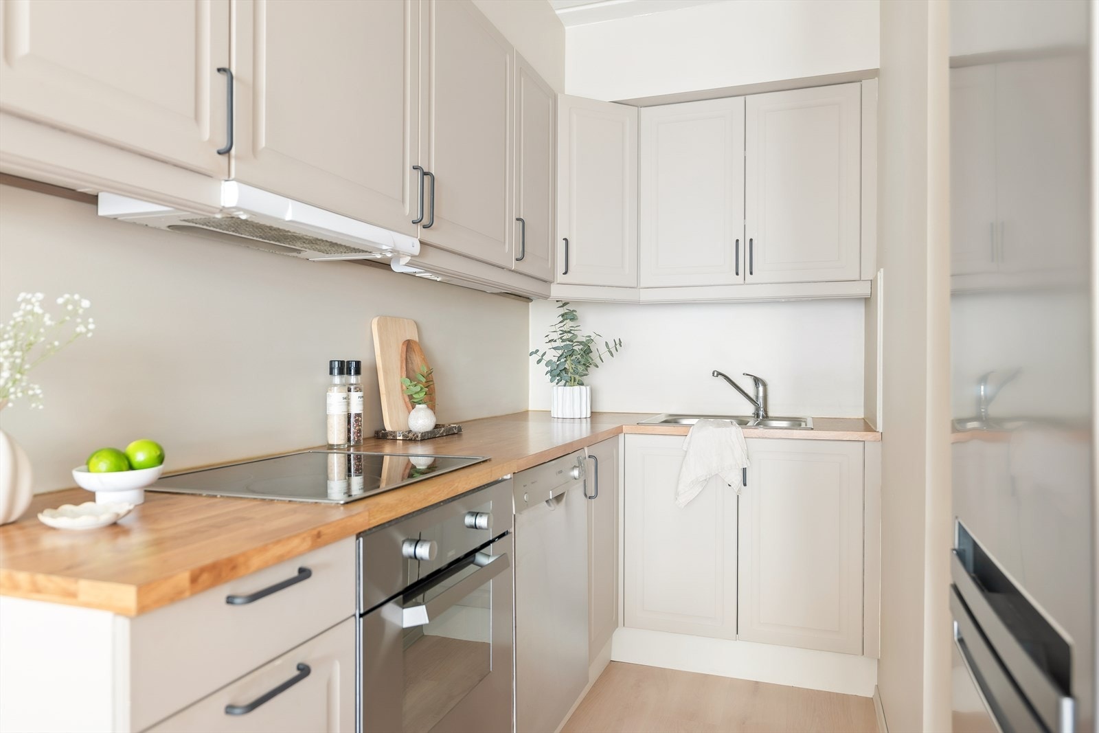 Kjøkkeninnredningen er lys og byr på praktiske løsninger og rikelig med oppbevaring. Galleribilde