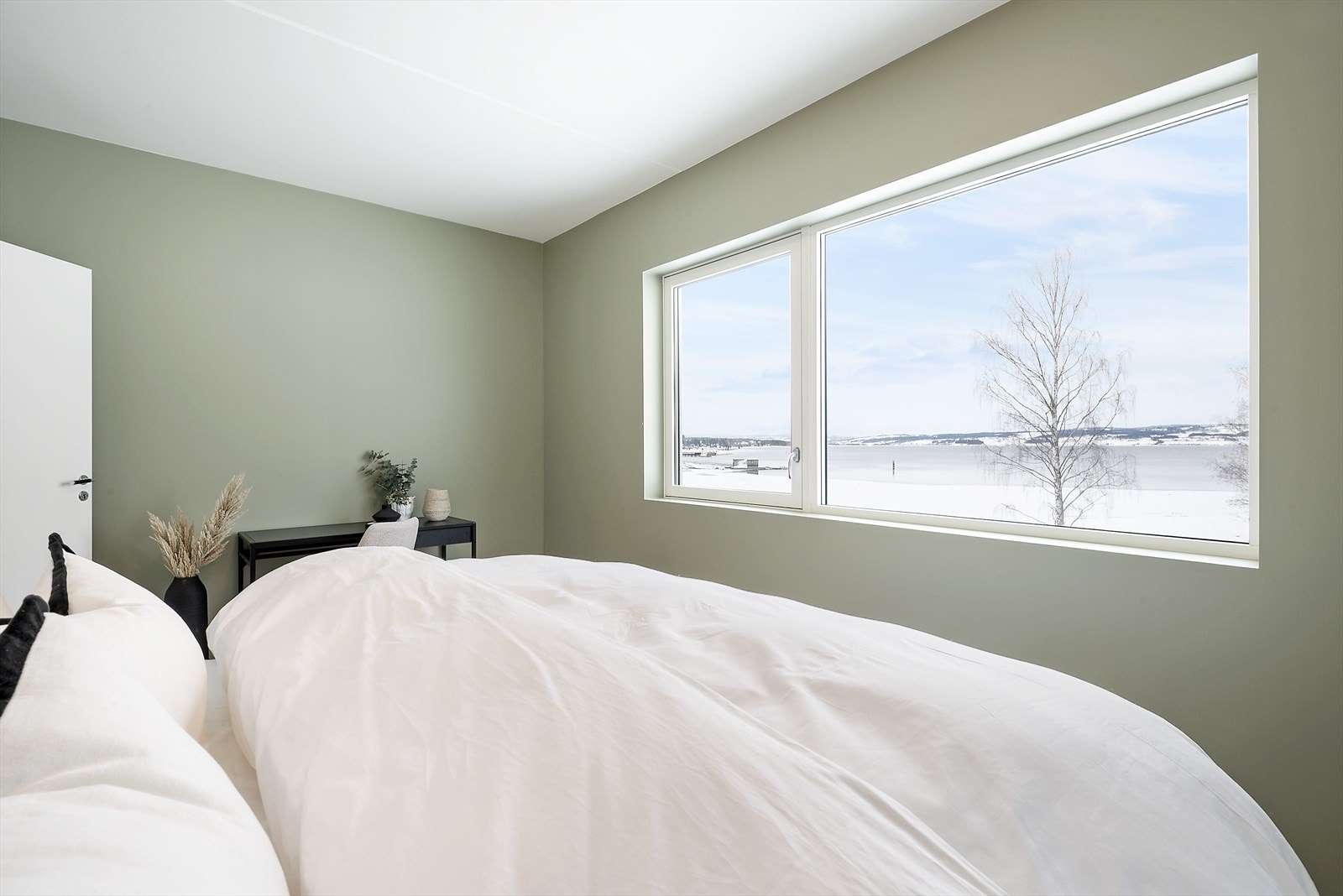 Slappe av med vakker utsikt. Galleribilde