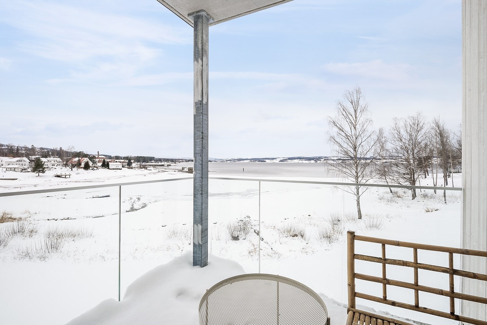 Flott balkong med gode utsiktsforhold mot Mjøsa. Galleribilde