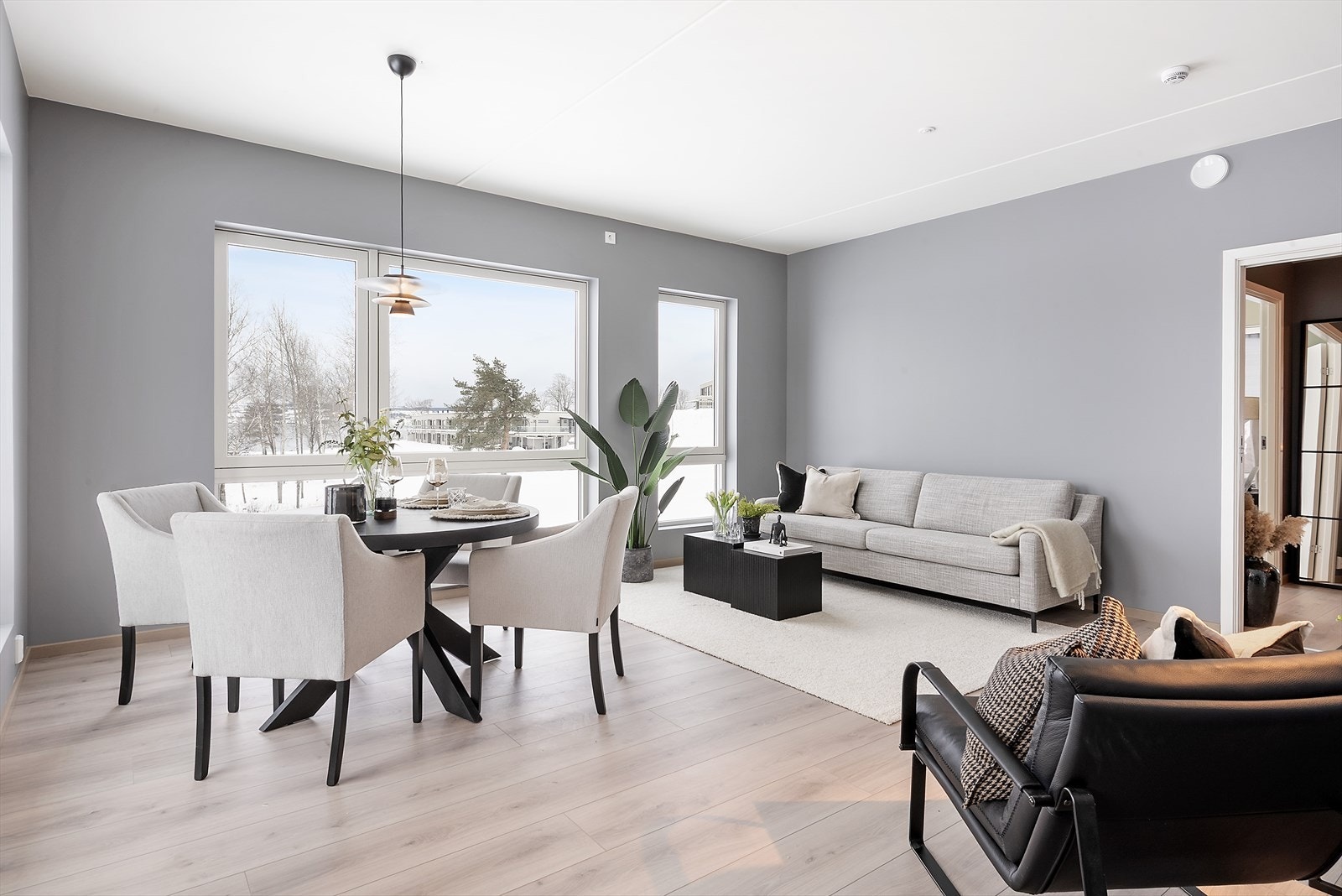 Plass til spisebord og sofa i stuen. Galleribilde