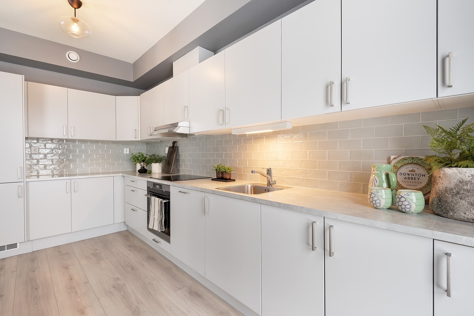 Kjøkken med innredning i vinkel. Galleribilde