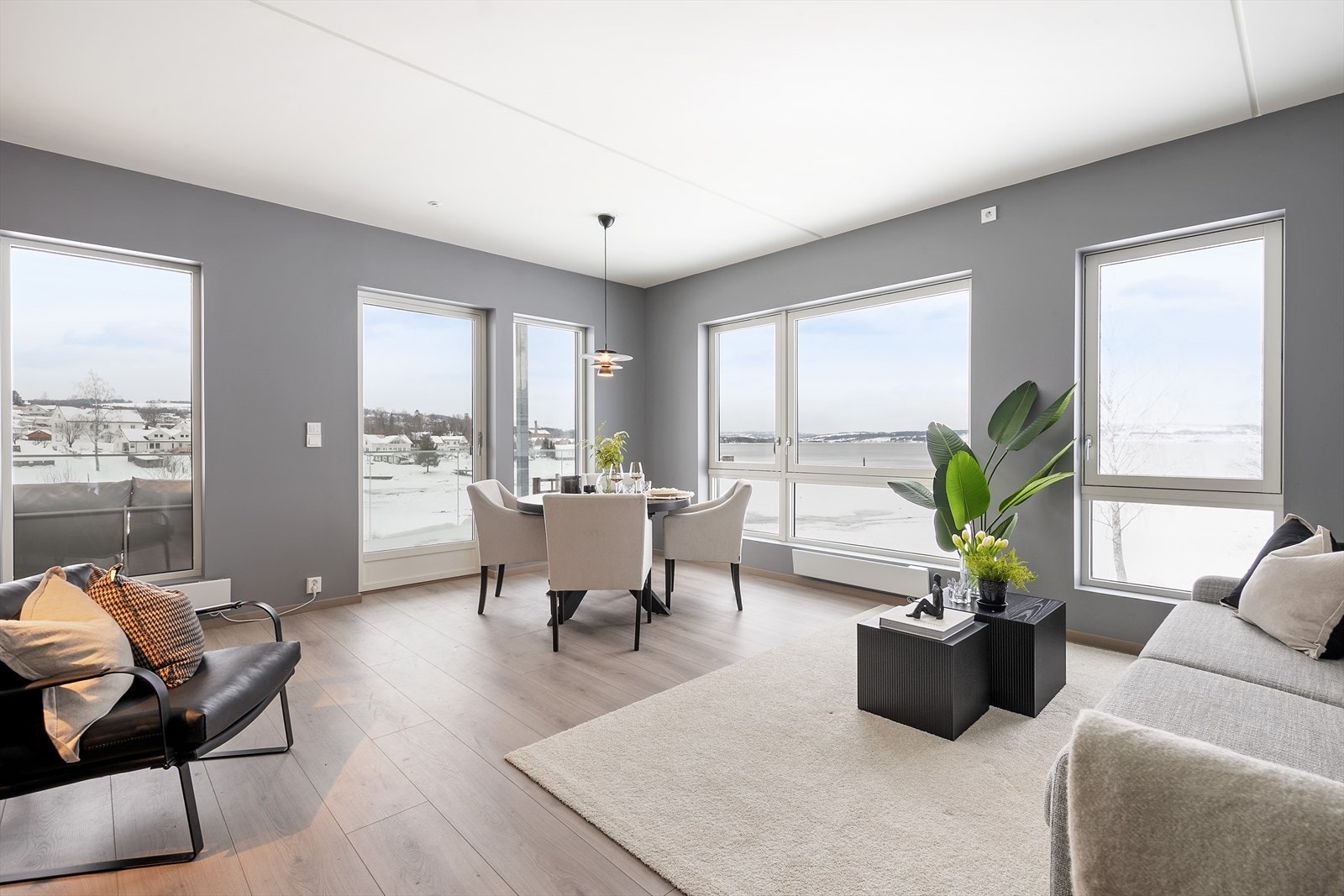 Store vindusflater og nydelig utsikt mot Mjøsa. Galleribilde