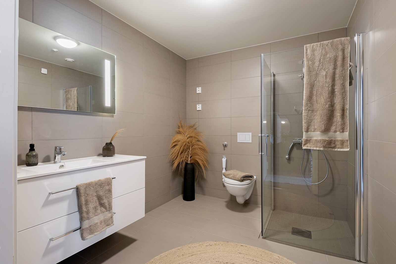 Bad med dusjkabinett. Galleribilde