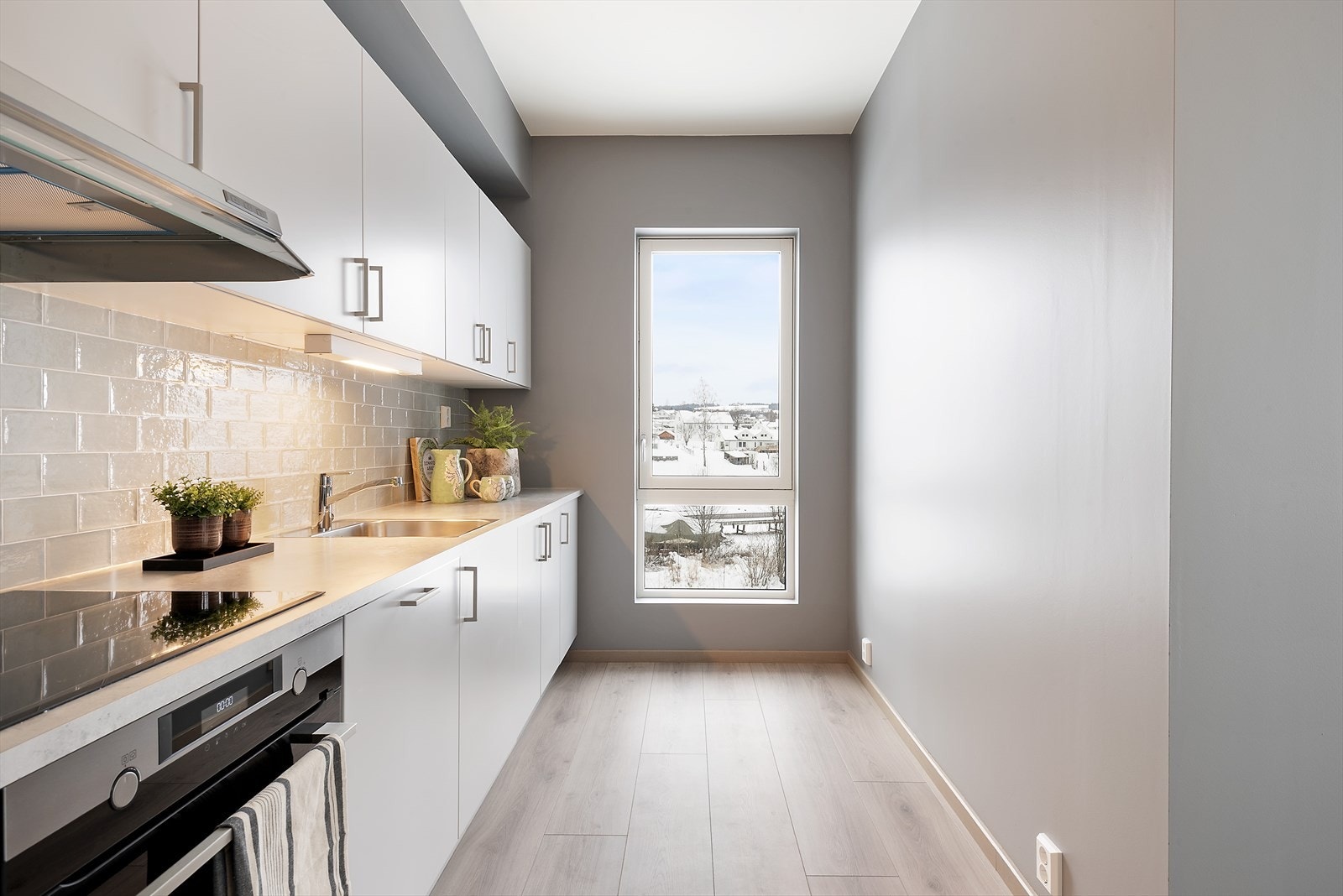 Godt med skap- og benkeplass. Galleribilde