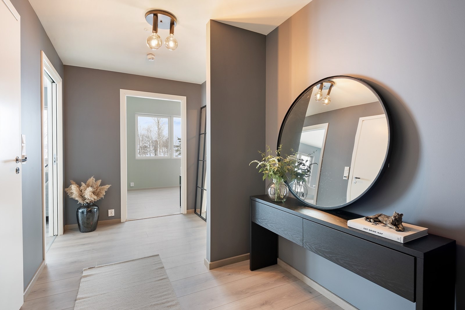 Gang med plass til kommode eller oppheng for jakker. Galleribilde