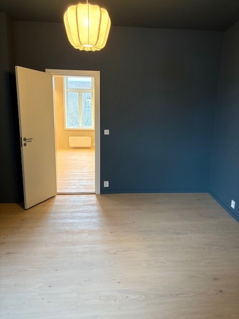 Romslig soverom med plass til garderobe. Galleribilde