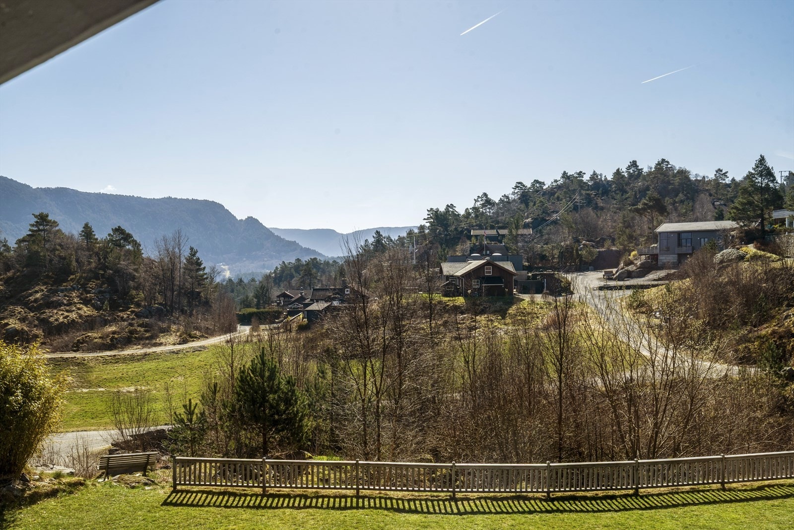 Utsikt fra innsiden av hytta Galleribilde