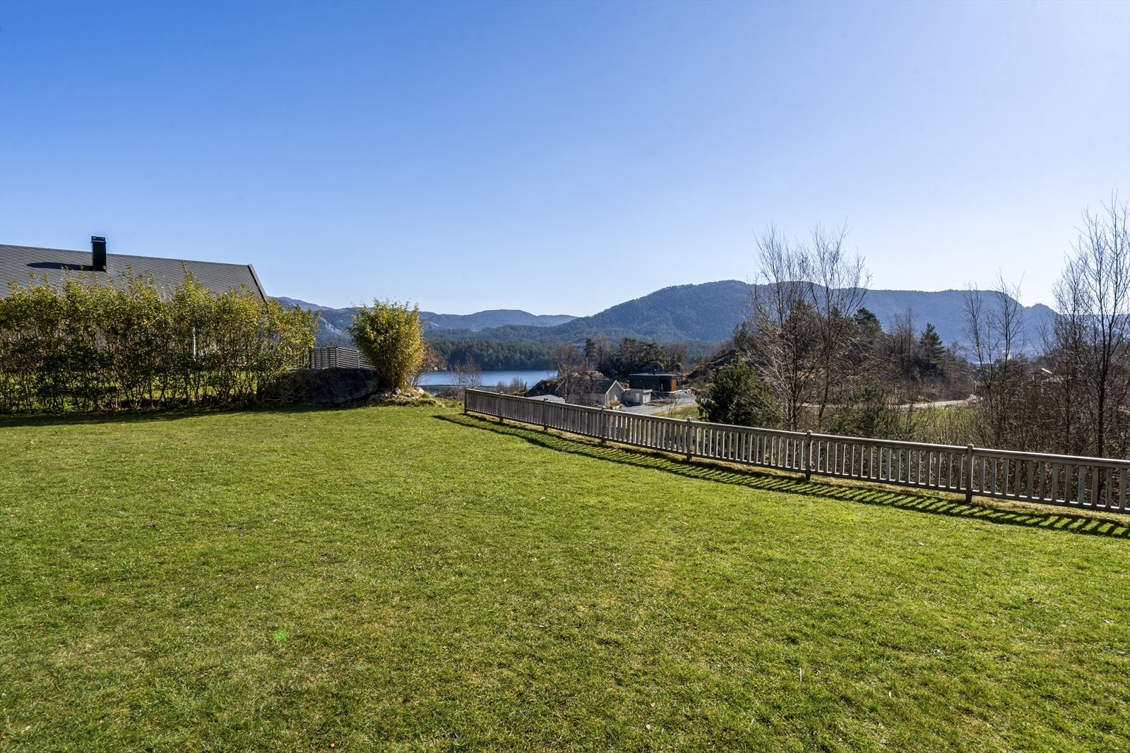 Det er pen belysning i bedd og innfelt belysning i terrasse. Galleribilde