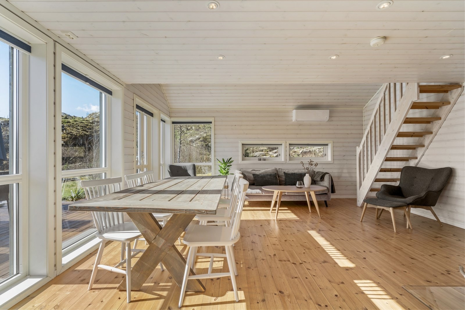 Fra stuen er det utgang til terrasse og hage. Galleribilde
