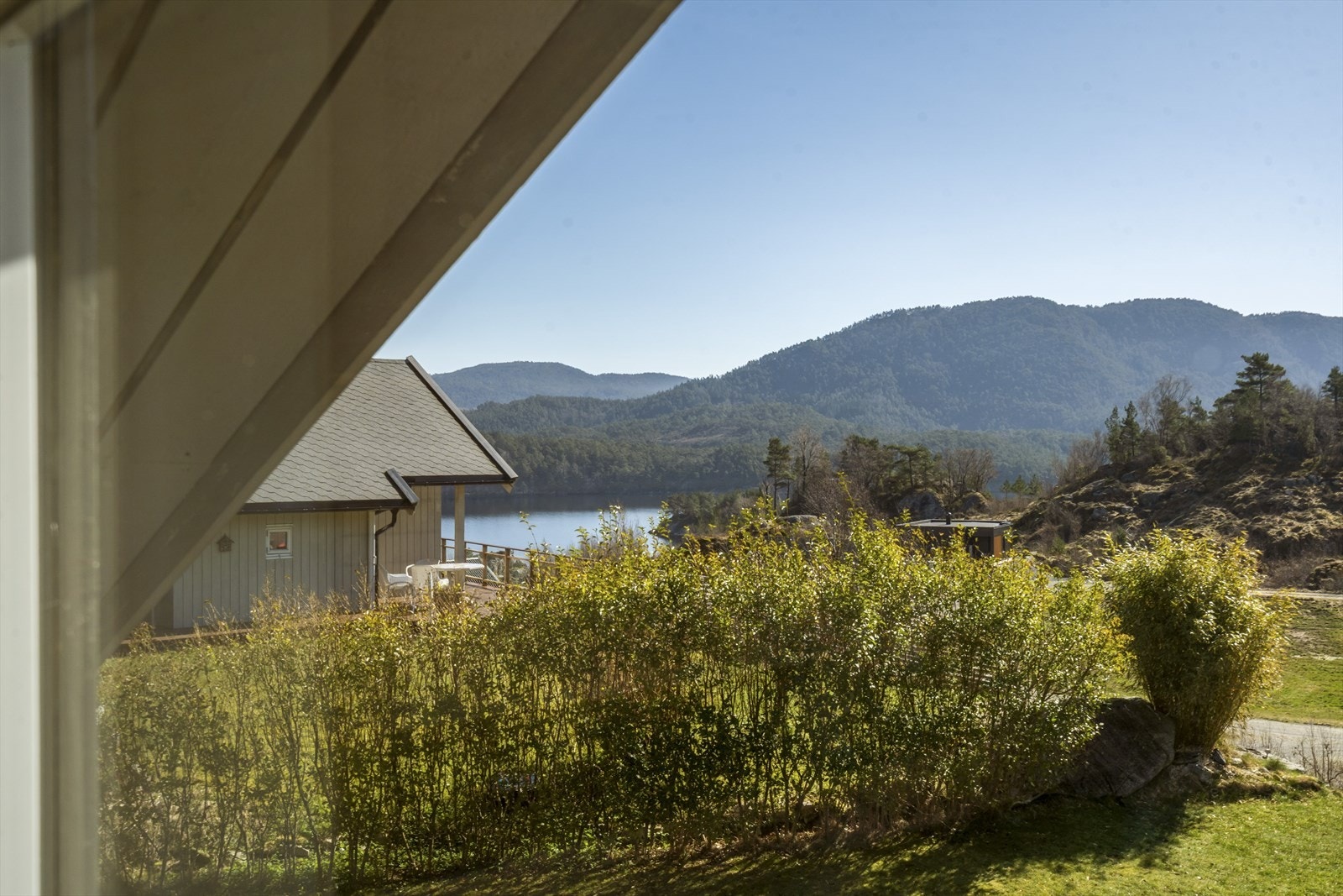 Utsikt fra innsiden av hytta Galleribilde