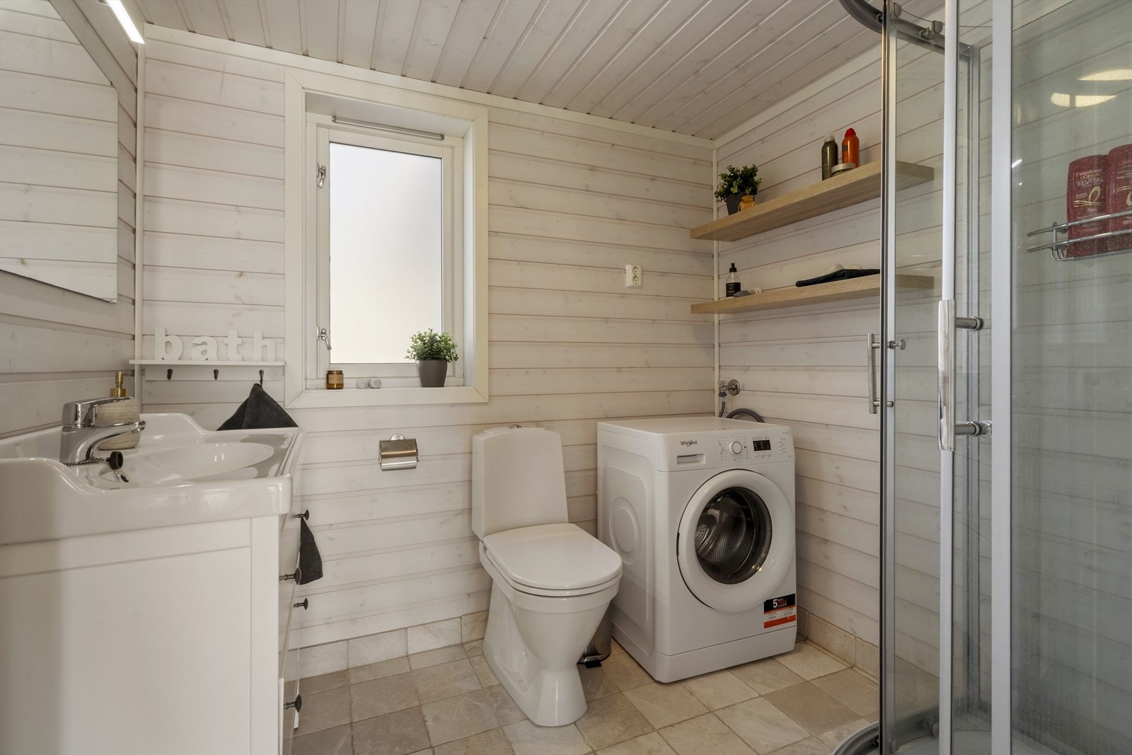 Flott baderom med pen baderomsseksjon, speil, dusj og wc. Varme i gulv. Opplegg for vaskemaskin. Galleribilde