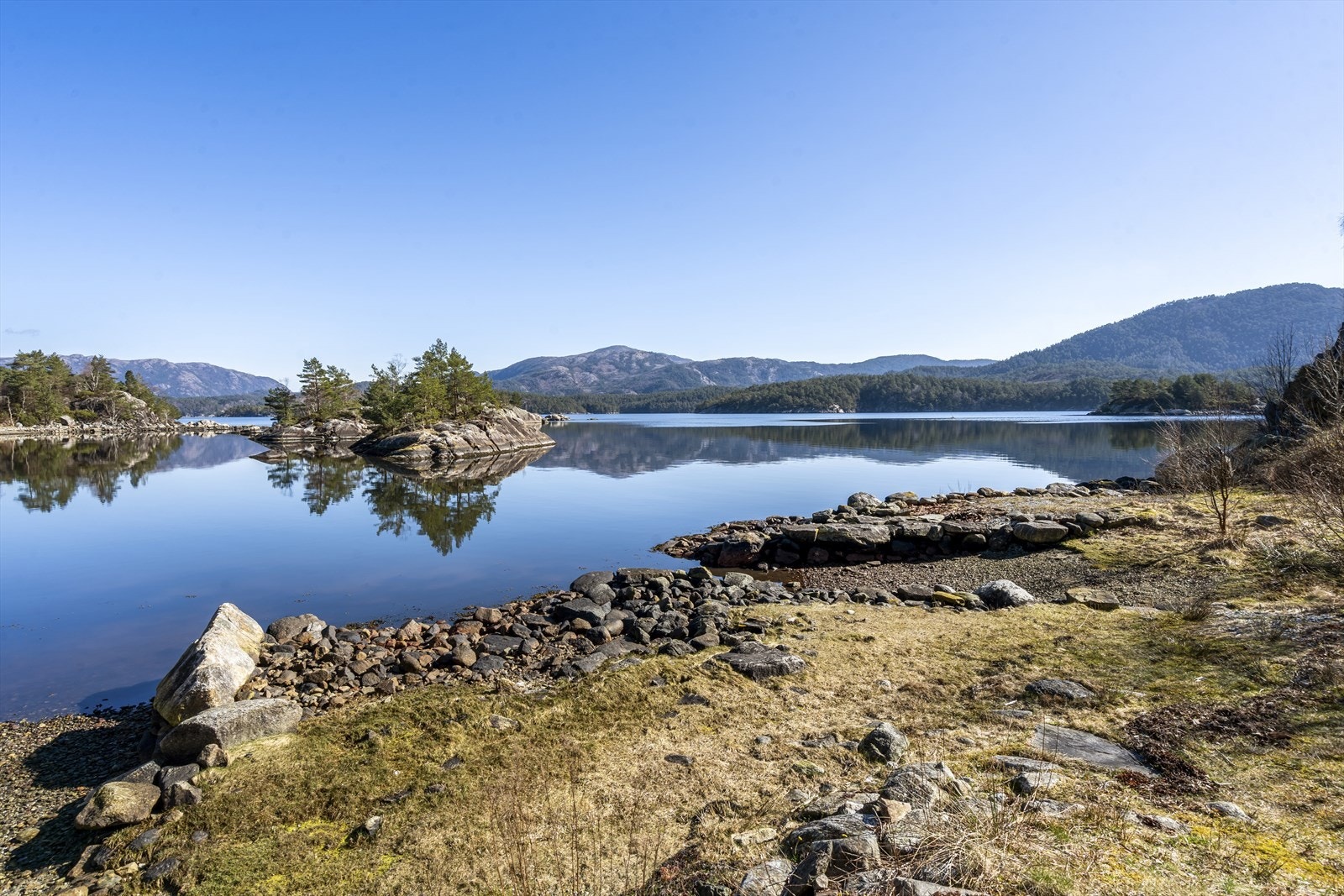 Med båt er det bare en liten svipptur over til Borgøy som er en bilfri øy hvor en finner sjelden idyll og atmosfære. Galleribilde