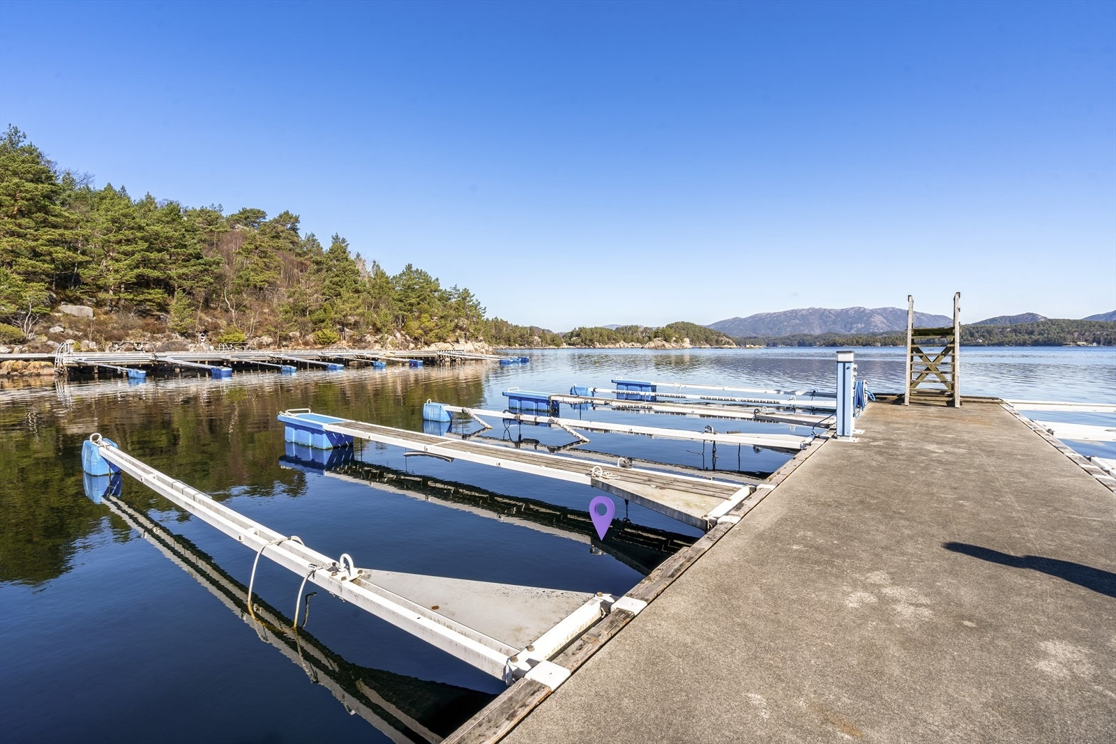 Følg Hundsnesvegen fra Hervik. Følg veien et lite stykke forbi avkjørsel til kai Borgøy. Ta til høyre og følg veien ned mot sjøen. Ta første vei til venstre og en får hytta rett frem. Galleribilde