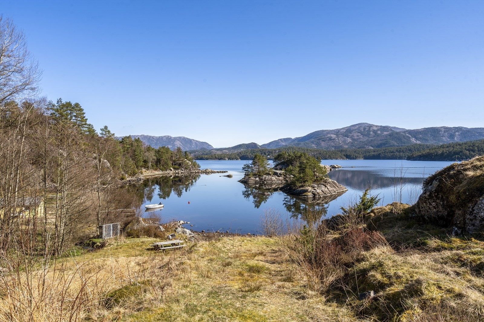 Hytta ligger like ved Herviksfjorden og Borgøy hvor det er gode bade- og fiskemuligheter samt flotte turområder. Galleribilde