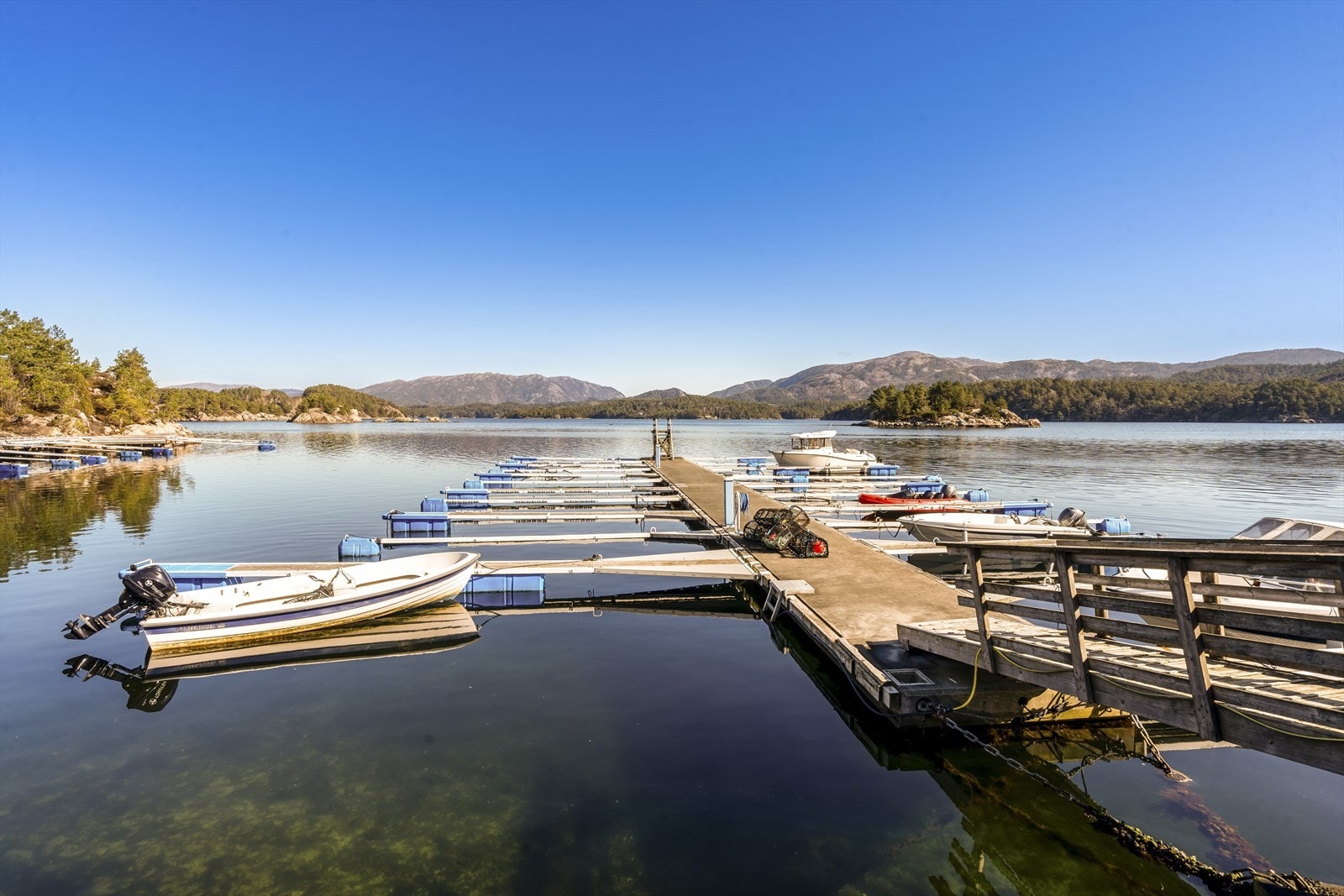 Med båtplassen medfølger rett til å bruke opparbeidet tilkomstvei og rett til å bruke parkeringsplass mens båten er i bruk. Galleribilde