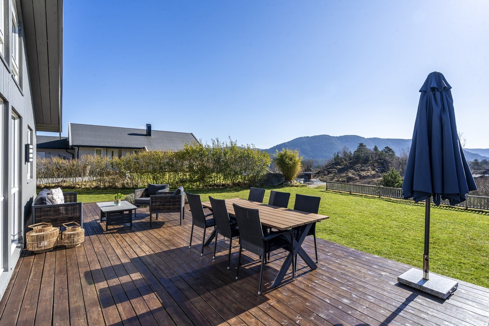 Lun, solrik og usjenert eiendom med fine uteområder og stor terrasse med utgang fra stua. Galleribilde