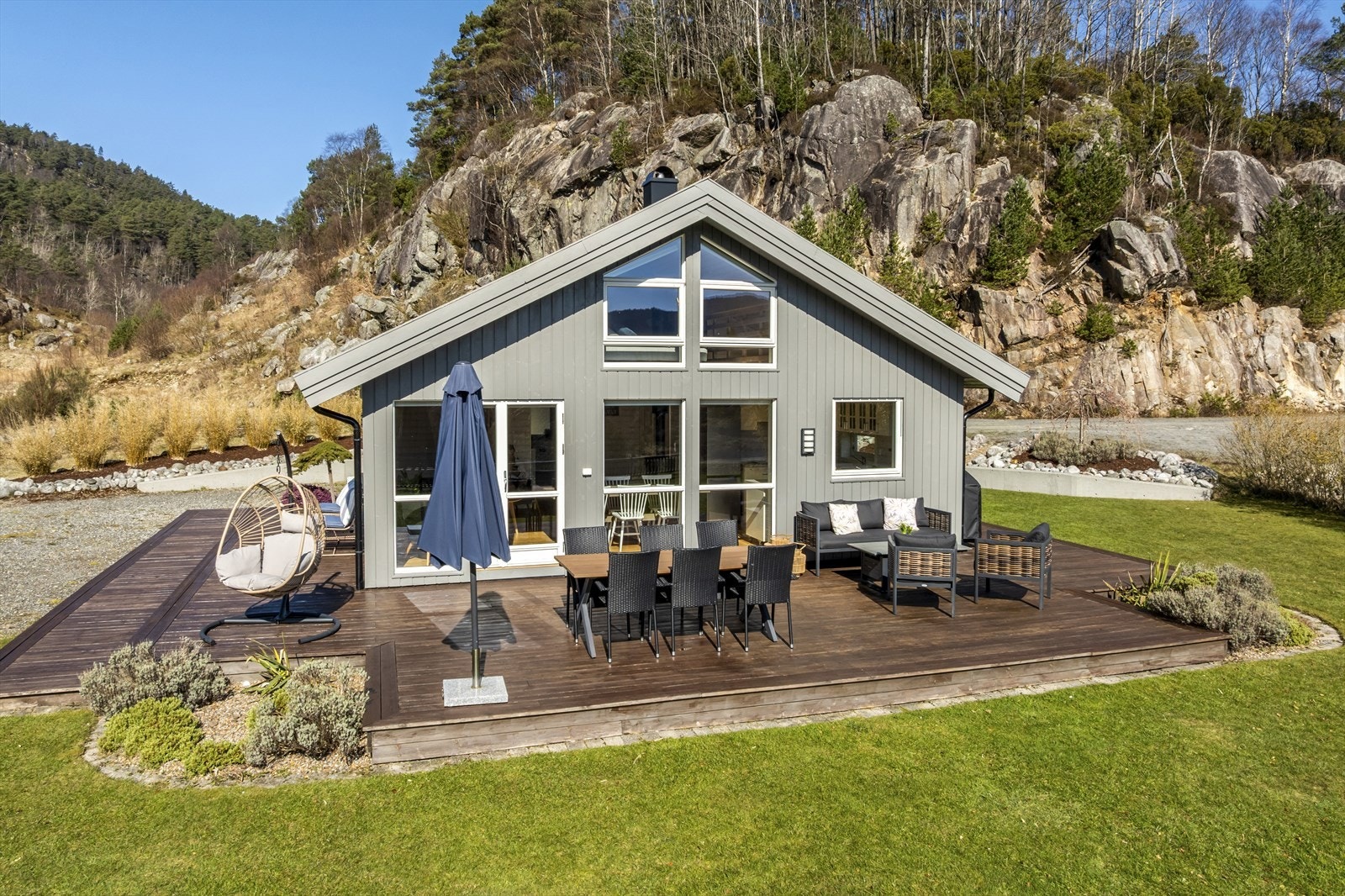 Lun, solrik eiendom med stor hage og terrasse med plass til sittegrupper. Galleribilde