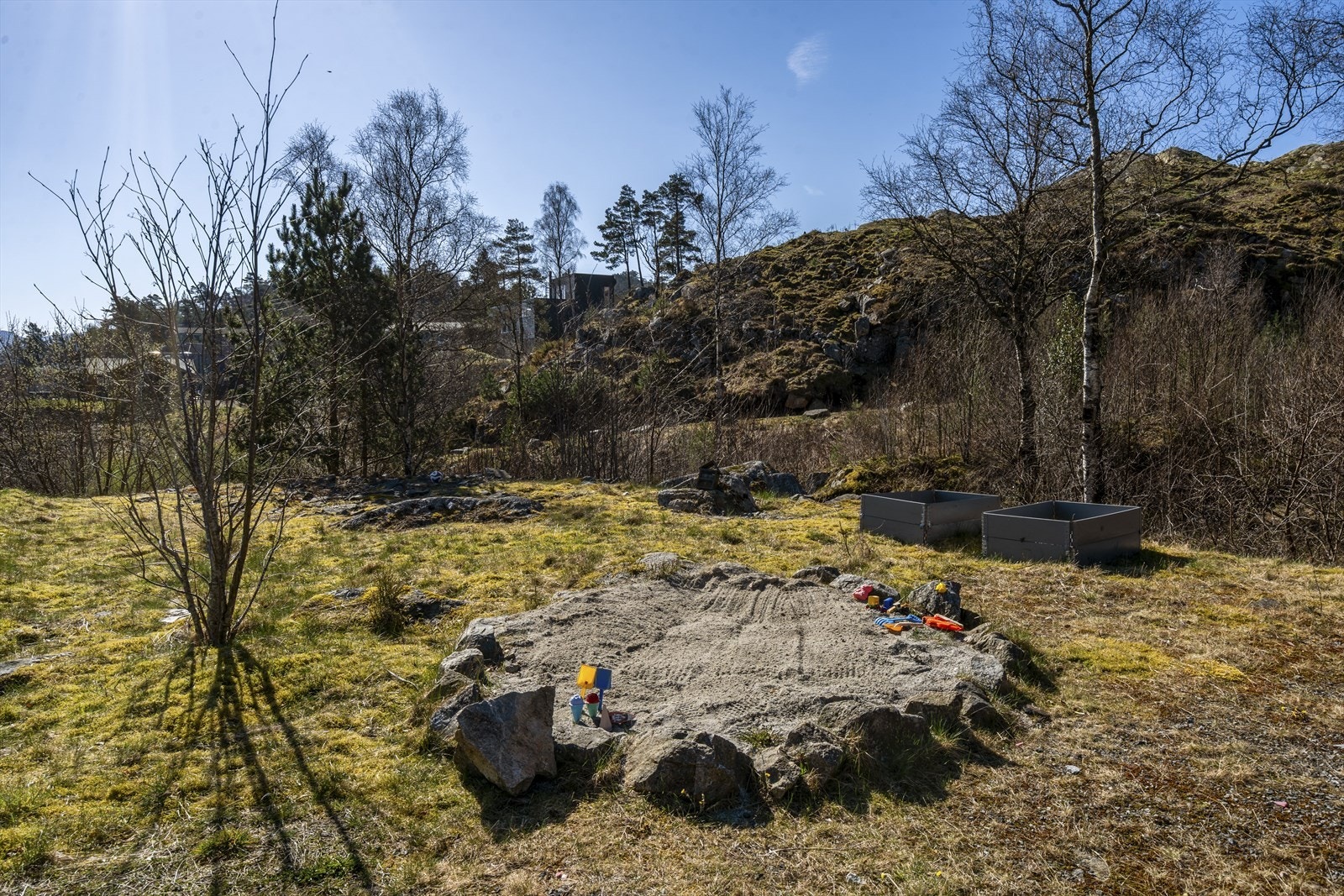 Båtplass i fellesanlegg, samt fine fellesområder med bl.a. strand med grillplass. Galleribilde