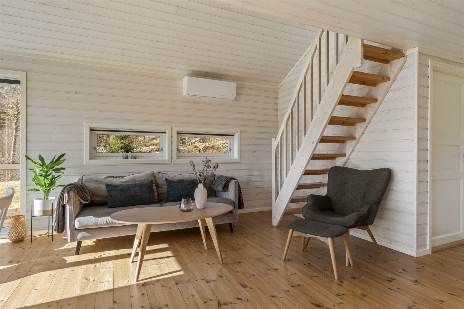 Stue med trapp opp til hems Galleribilde