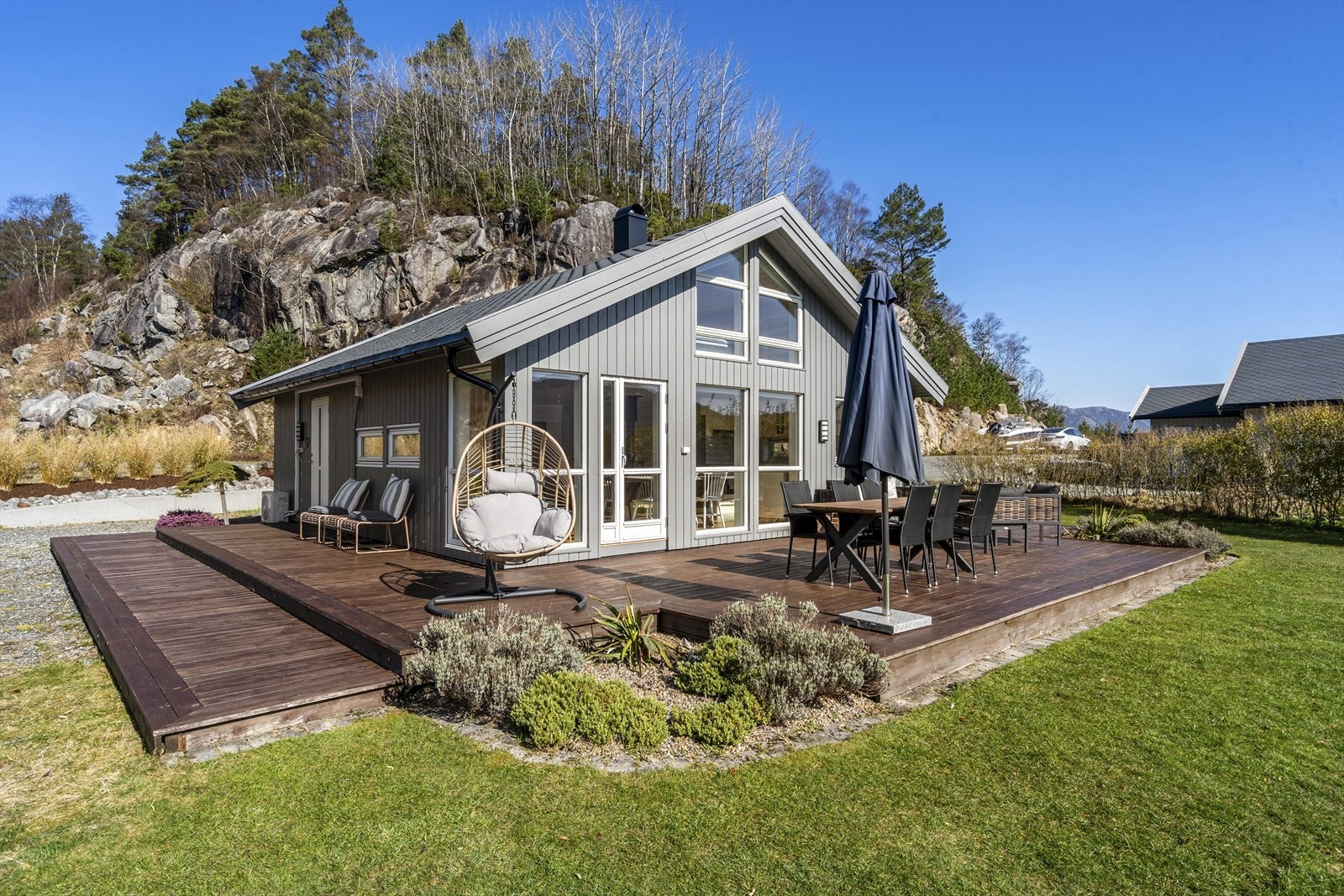 Eiendommen er pent opparbeidet med sjøen like nedenfor hvor en har båtplass og flotte fellesområder og strand. Galleribilde