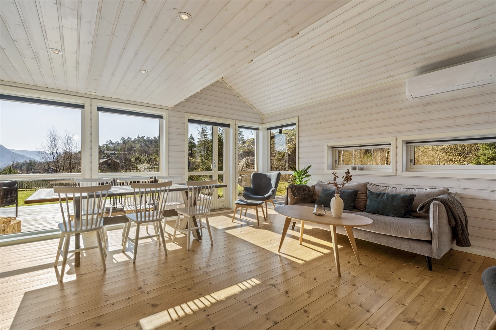 Stue med store lysflater Galleribilde