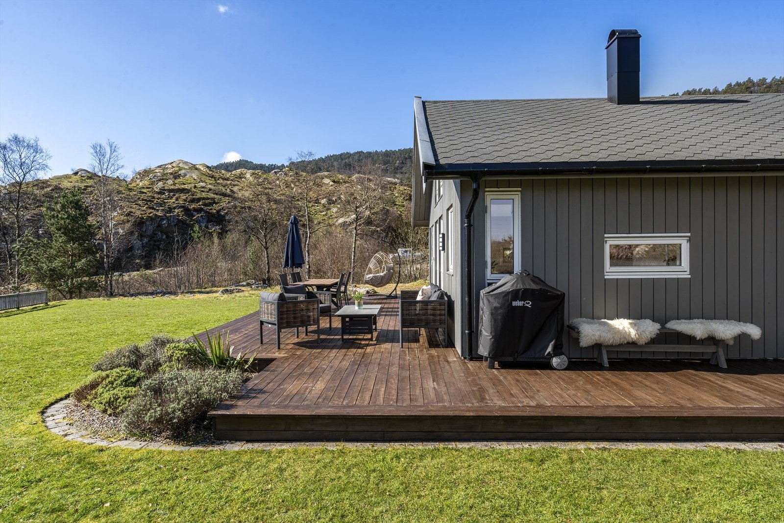 Eiendommen er pent opparbeidet og rikt beplantet med bl.a. plen, rips, epletrær, busker, prydplanter, gode terrasser og pen steinsetting. Galleribilde