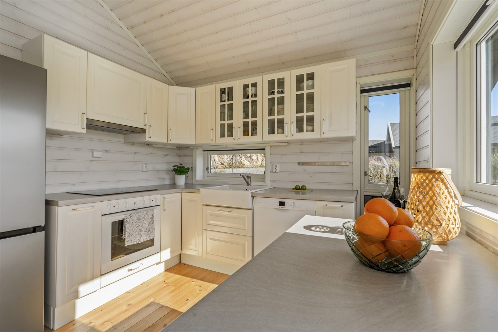 Praktisk frittstående kjøkkenseksjon på hjul som lett kan flyttes etter eget ønske og behov. Galleribilde