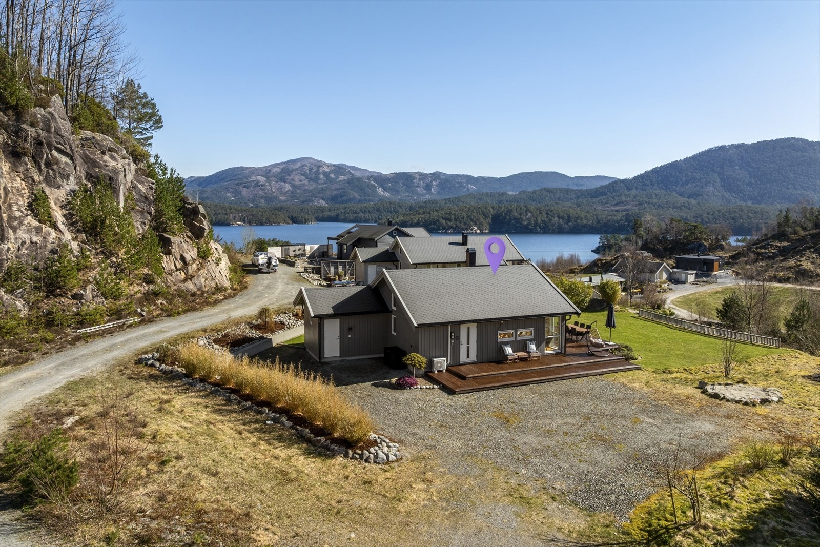 Nyere, velholdt og smakfult innredet fritidsbolig i populært område. Galleribilde