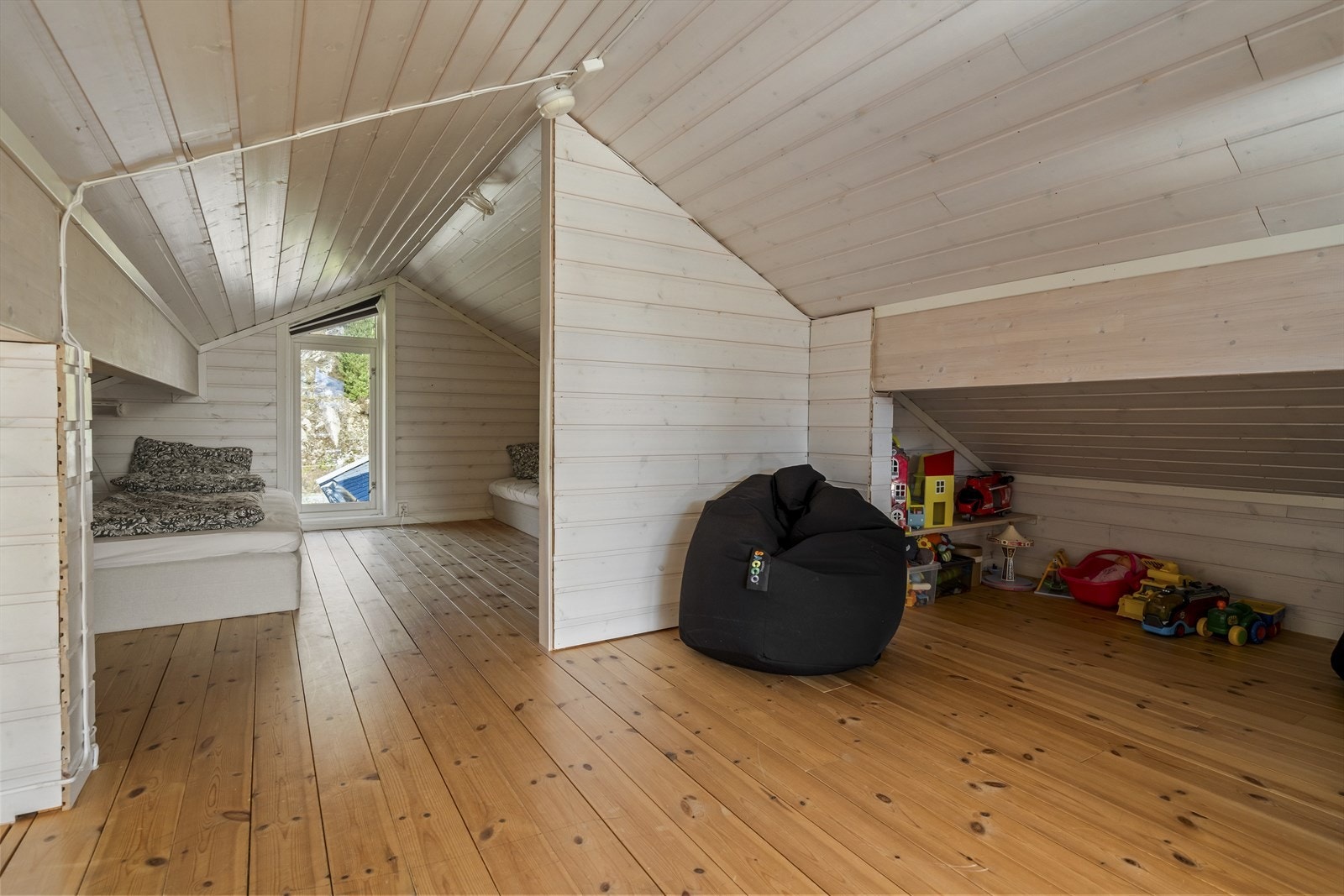 Hyggelig hems med sengeplasser i den ene delen og loftstue i motsatt ende. Galleribilde
