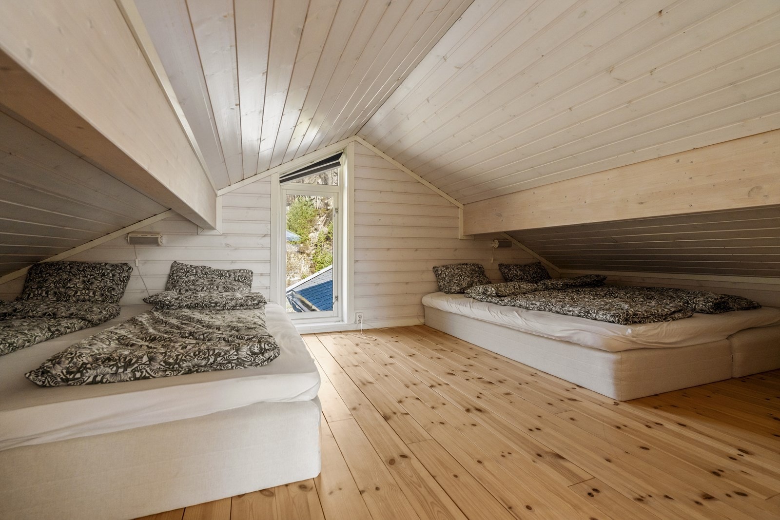 Hyggelig hems med sengeplasser i den ene delen og loftstue i motsatt ende. Galleribilde