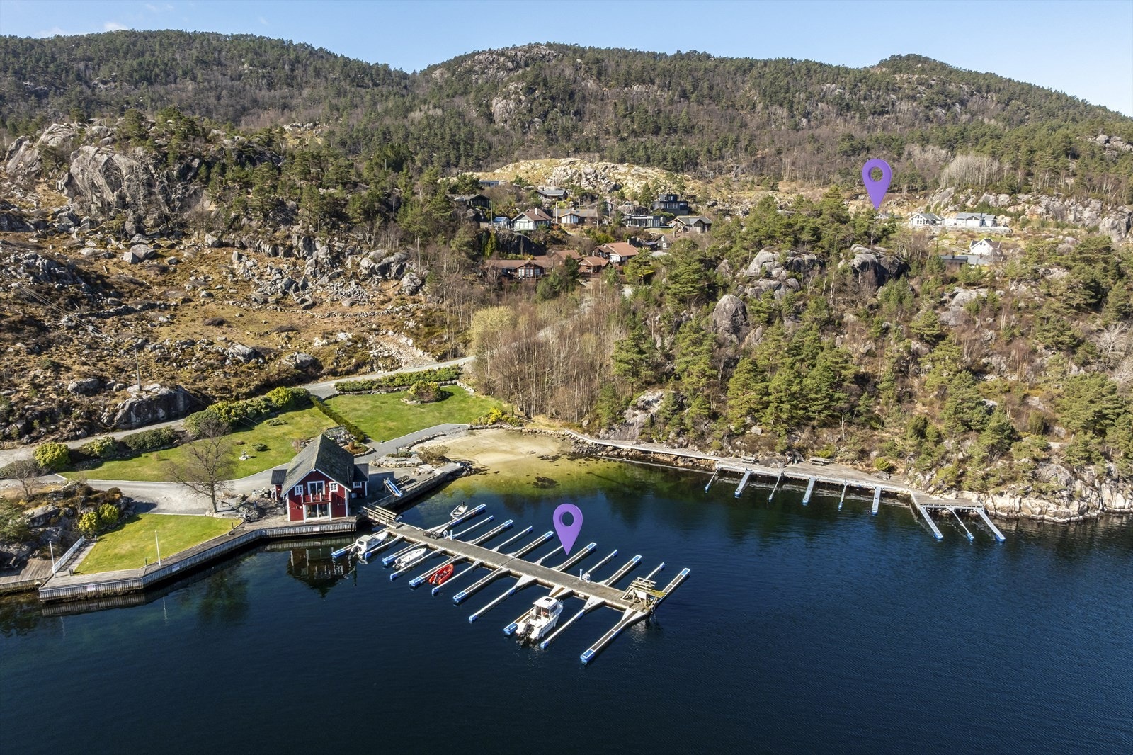 Rett til fast plass i Skrabbavika opplevelsessenter. Båtplassen er definert med nummer H01 - ca. midt i rekken på venstre hånd når man går utover flytebrygga. 3m mellom uteriggere. Galleribilde