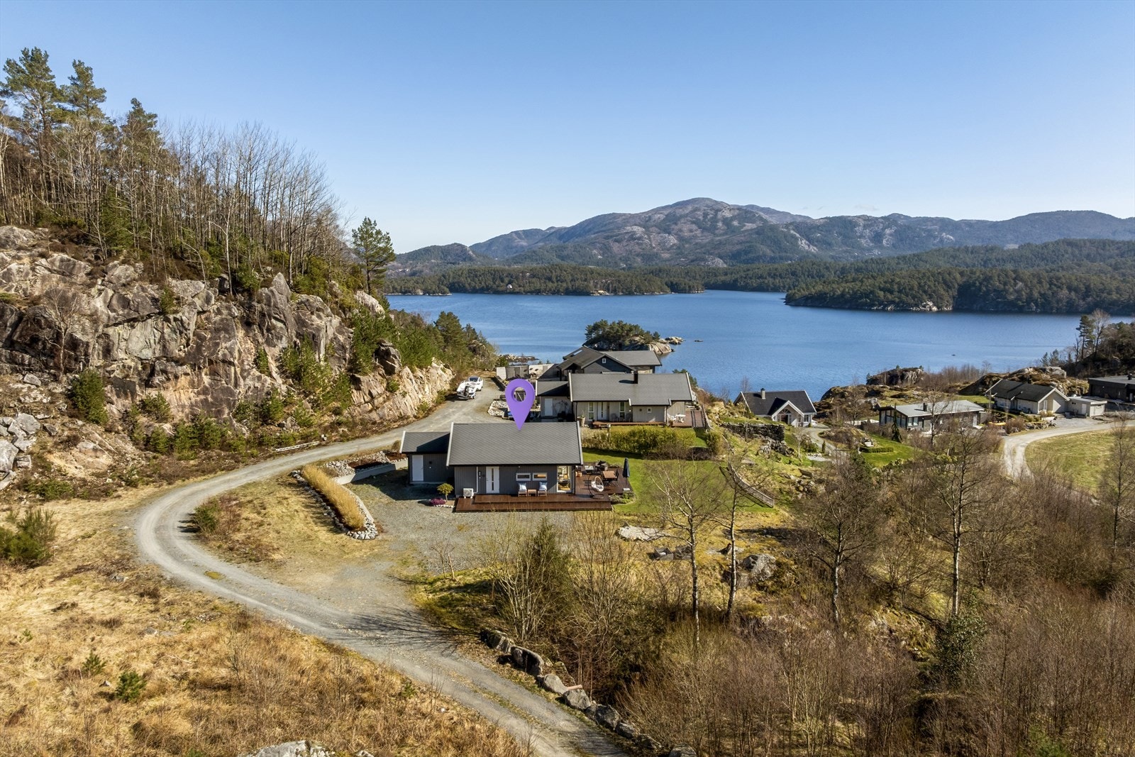 Pen, smakfullt innredet hytte med fin utsikt og båtplass. Sommerparadis for store og små! Galleribilde