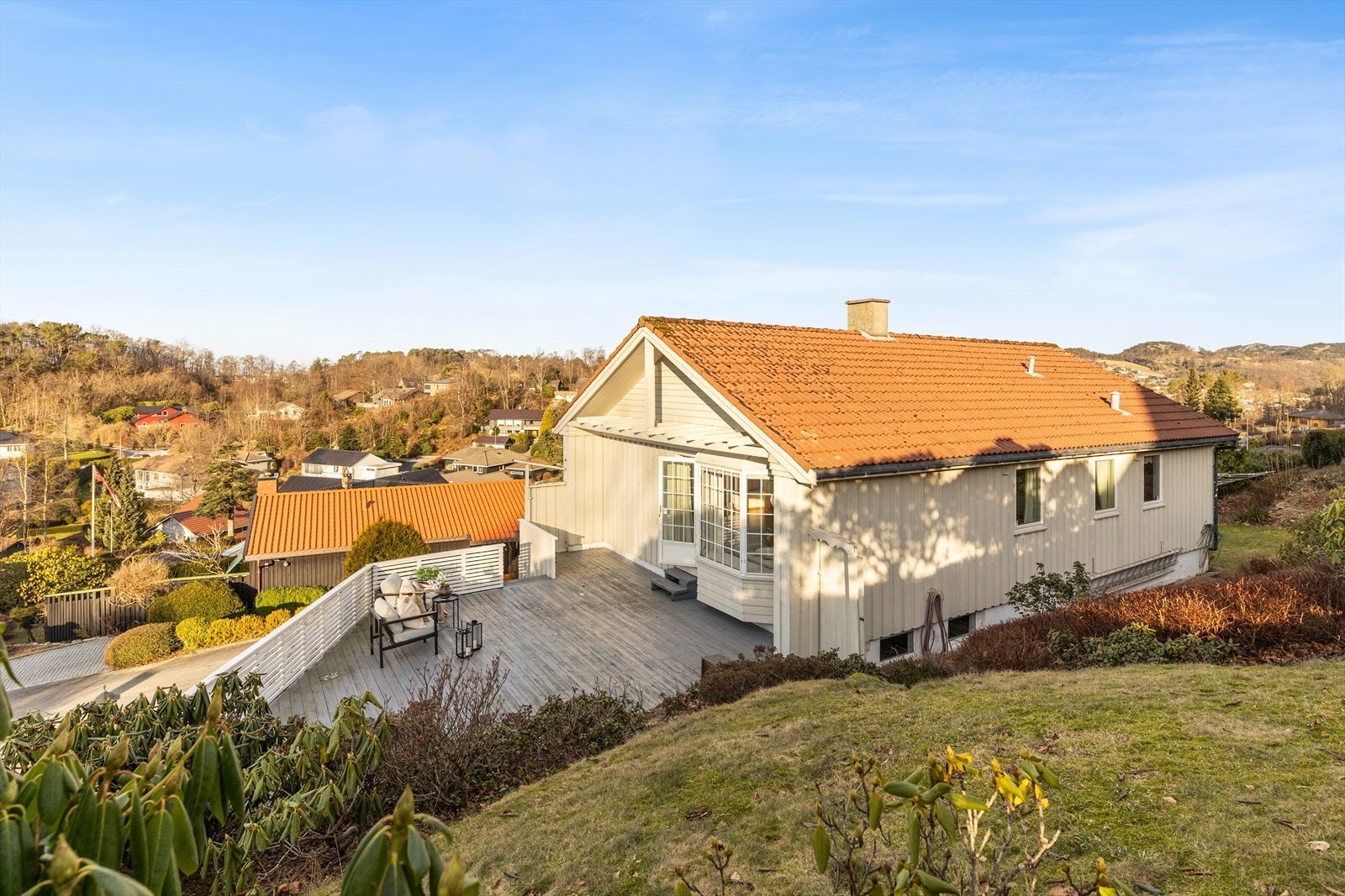 Nydelig uteplass med gode solforhold. Galleribilde