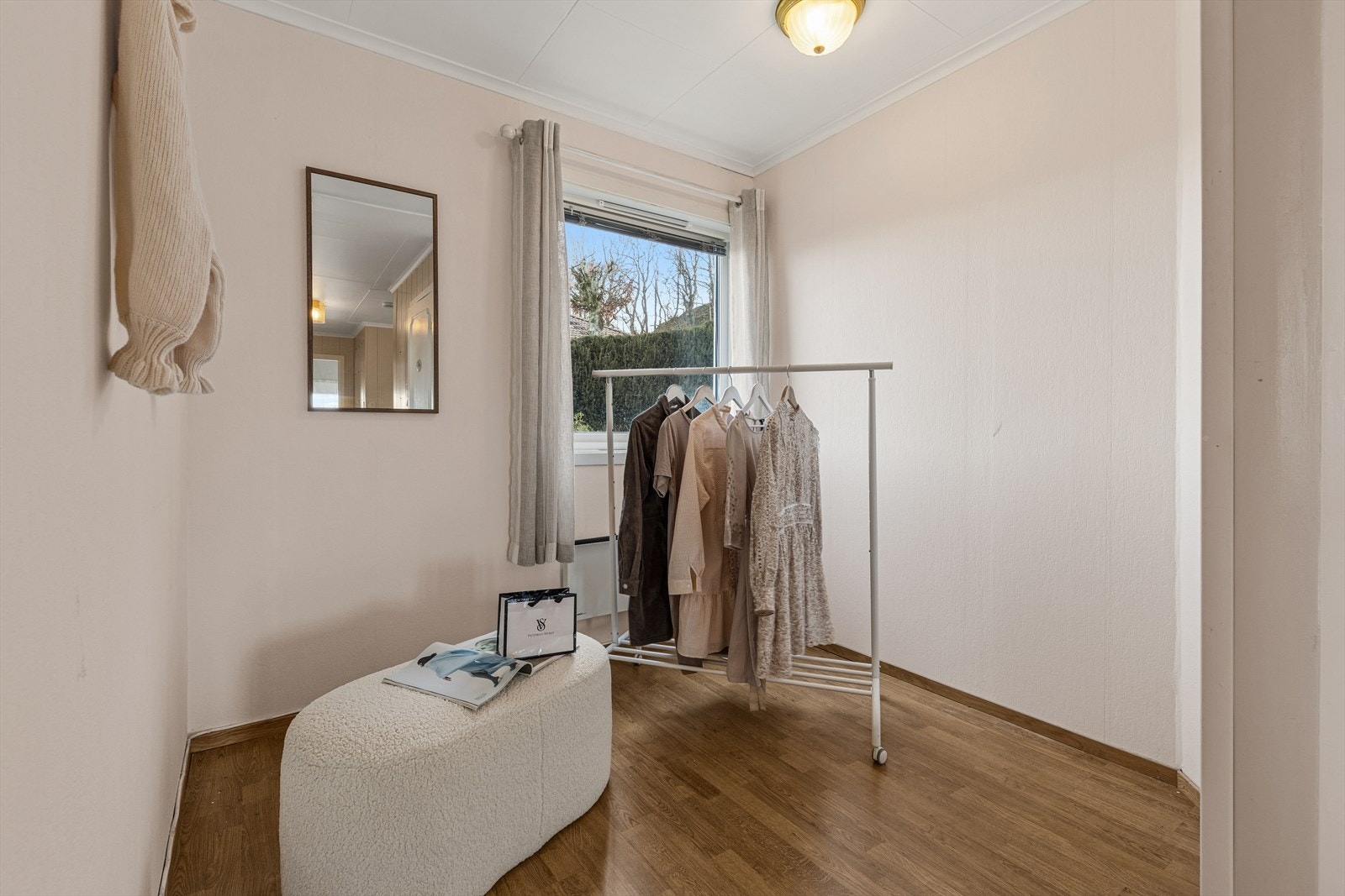 Boligen tilbyr ekstra areal i gangen som kan brukes som en ekstra sitteplass, garderobe eller kontor. Galleribilde