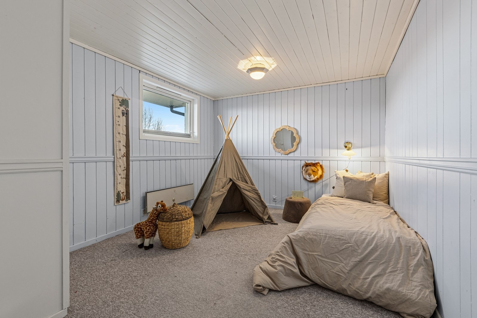 I underetasjen er det innredet to soverom og en stue i det som på godkjente tegninger er bodareal. Bruksendringen av disse rommene er ikke omsøkt og godkjent. Se mer informasjon under punkt for ferdigattest i salgsoppgaven. Galleribilde