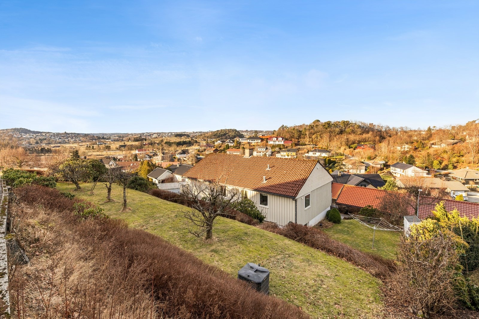 Eiendommen har en flott og barnevennlig beliggenhet i det populære og attraktive området Austrått, med kort vei til Sandnes sentrum. Galleribilde