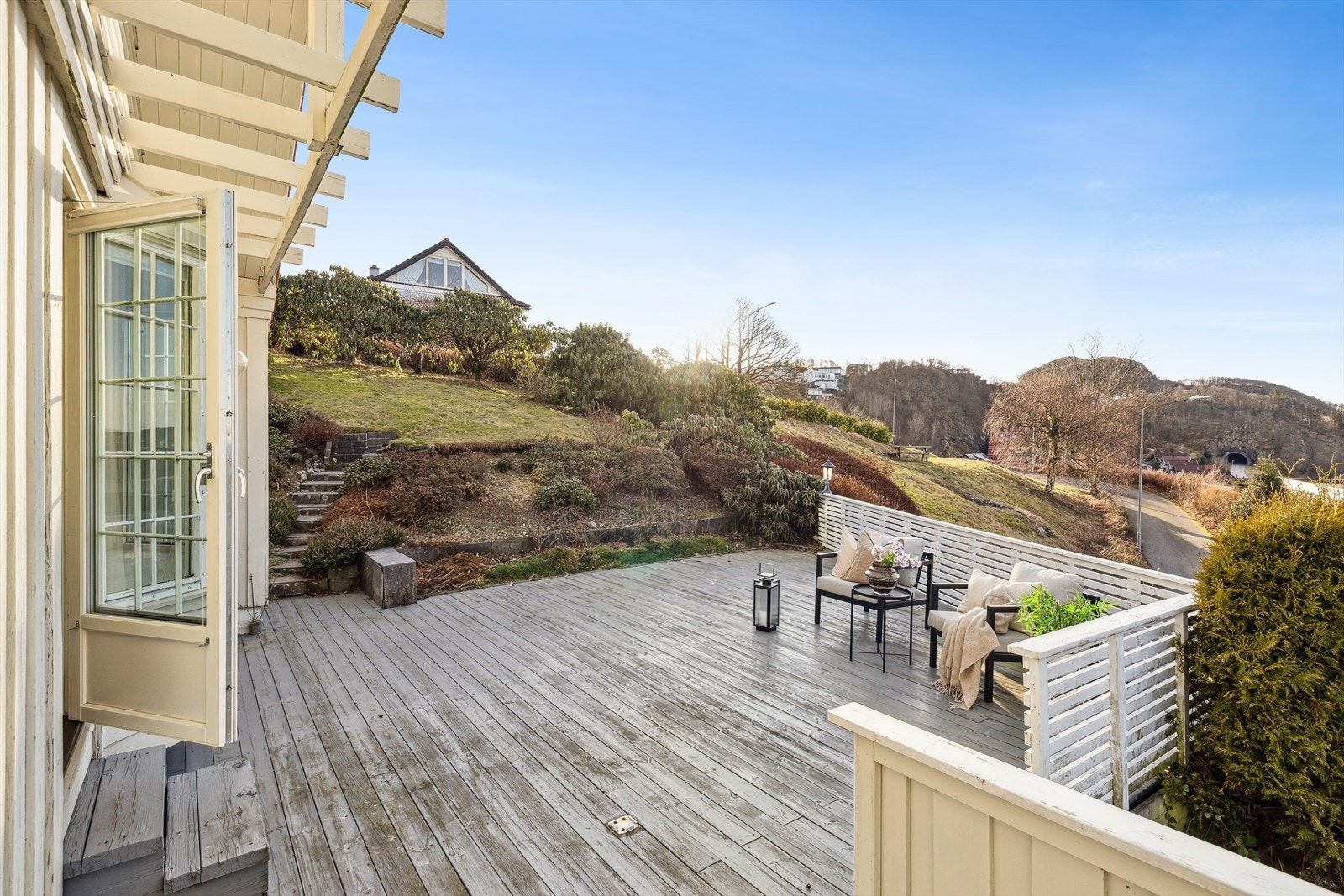 Terrassen er romslig og usjenert, og har god plass til møblering. Galleribilde