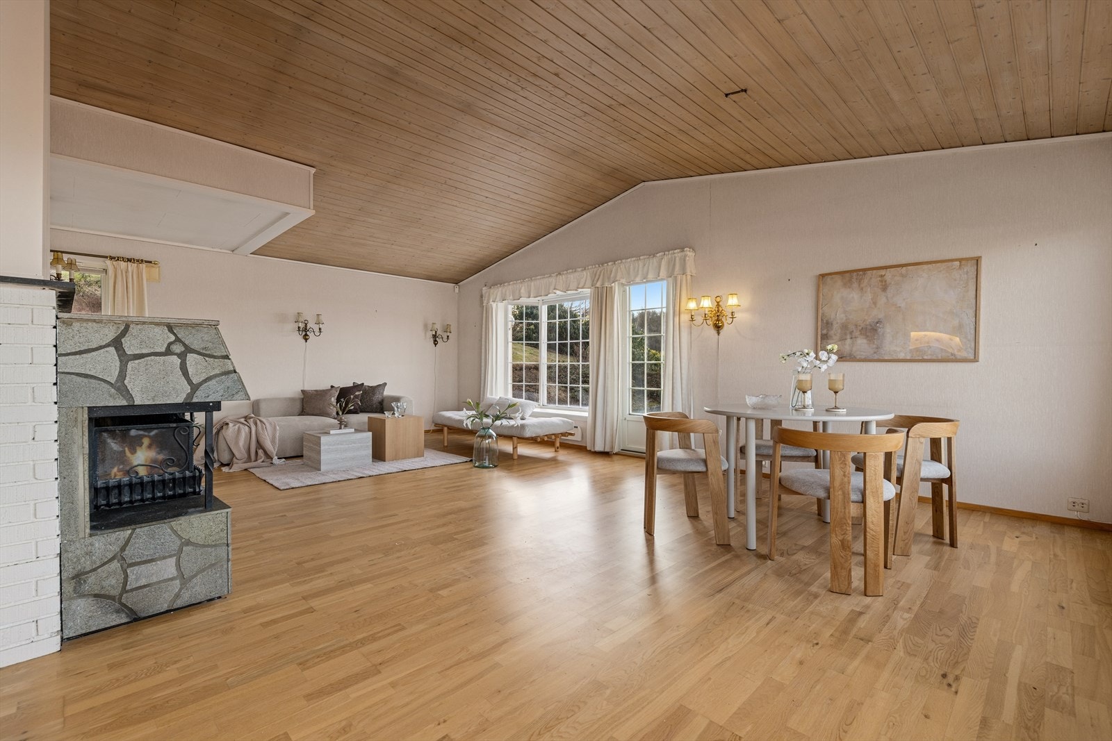 Det er montert et fint ildsted som sørger for lun varme på kalde dager. Galleribilde