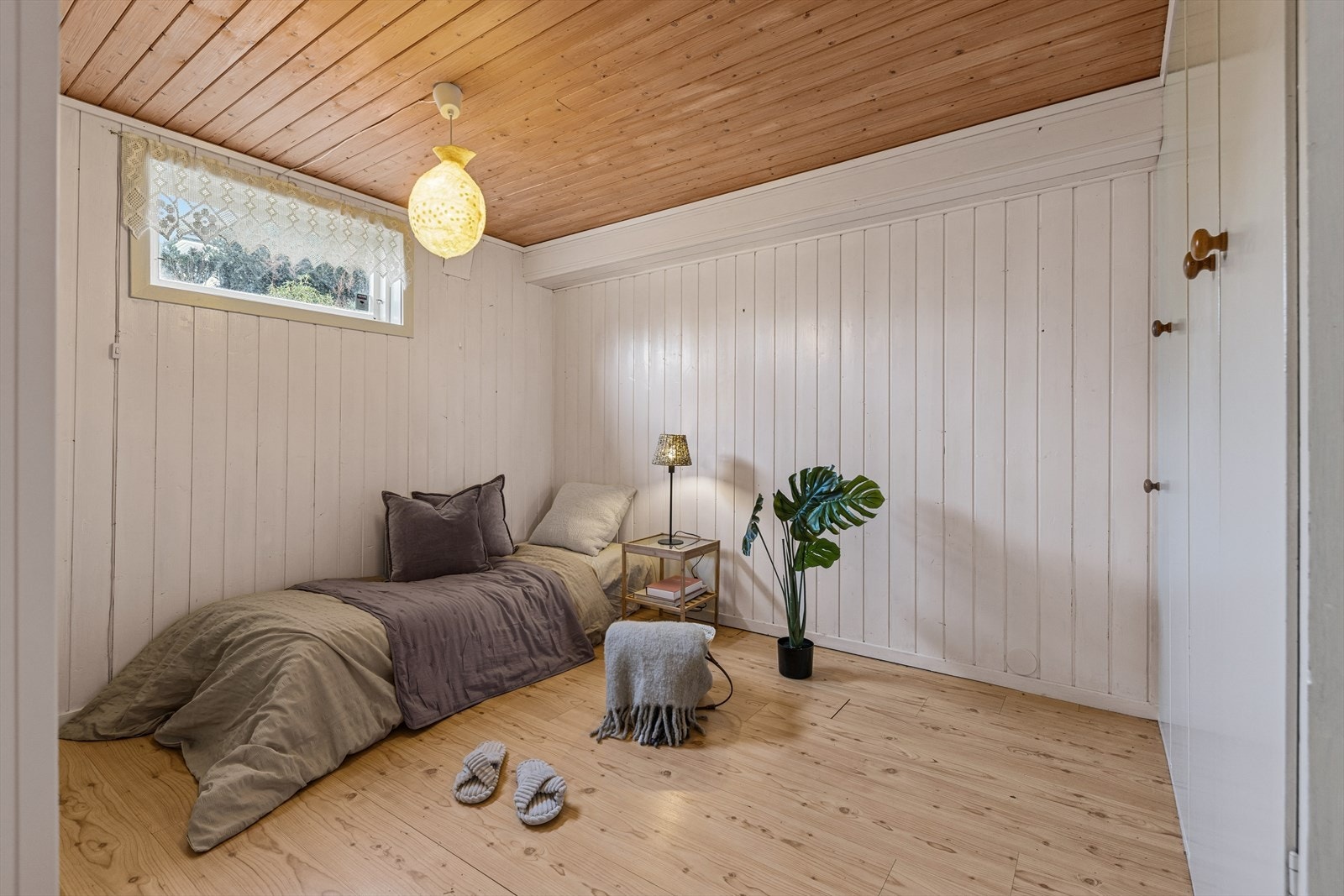 I underetasjen er det innredet to soverom og en stue i det som på godkjente tegninger er bodareal. Bruksendringen av disse rommene er ikke omsøkt og godkjent. Se mer informasjon under punkt for ferdigattest i salgsoppgaven. Galleribilde