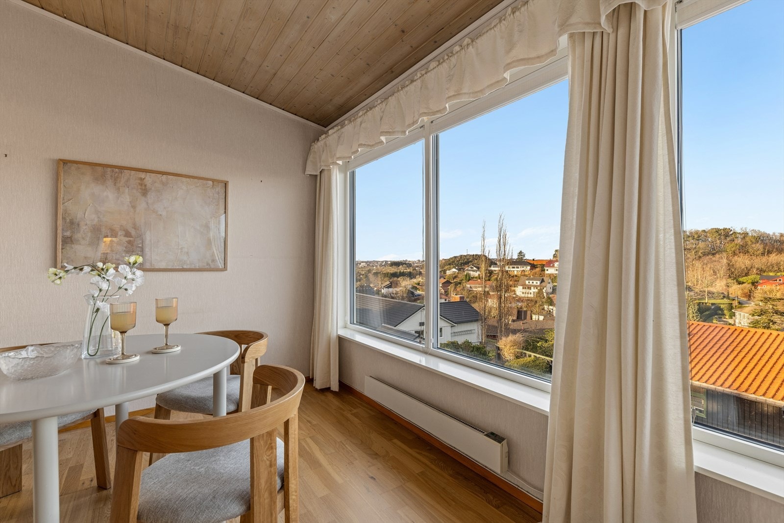 Stuen har gode lysforhold fra de store vindusflatene. Galleribilde