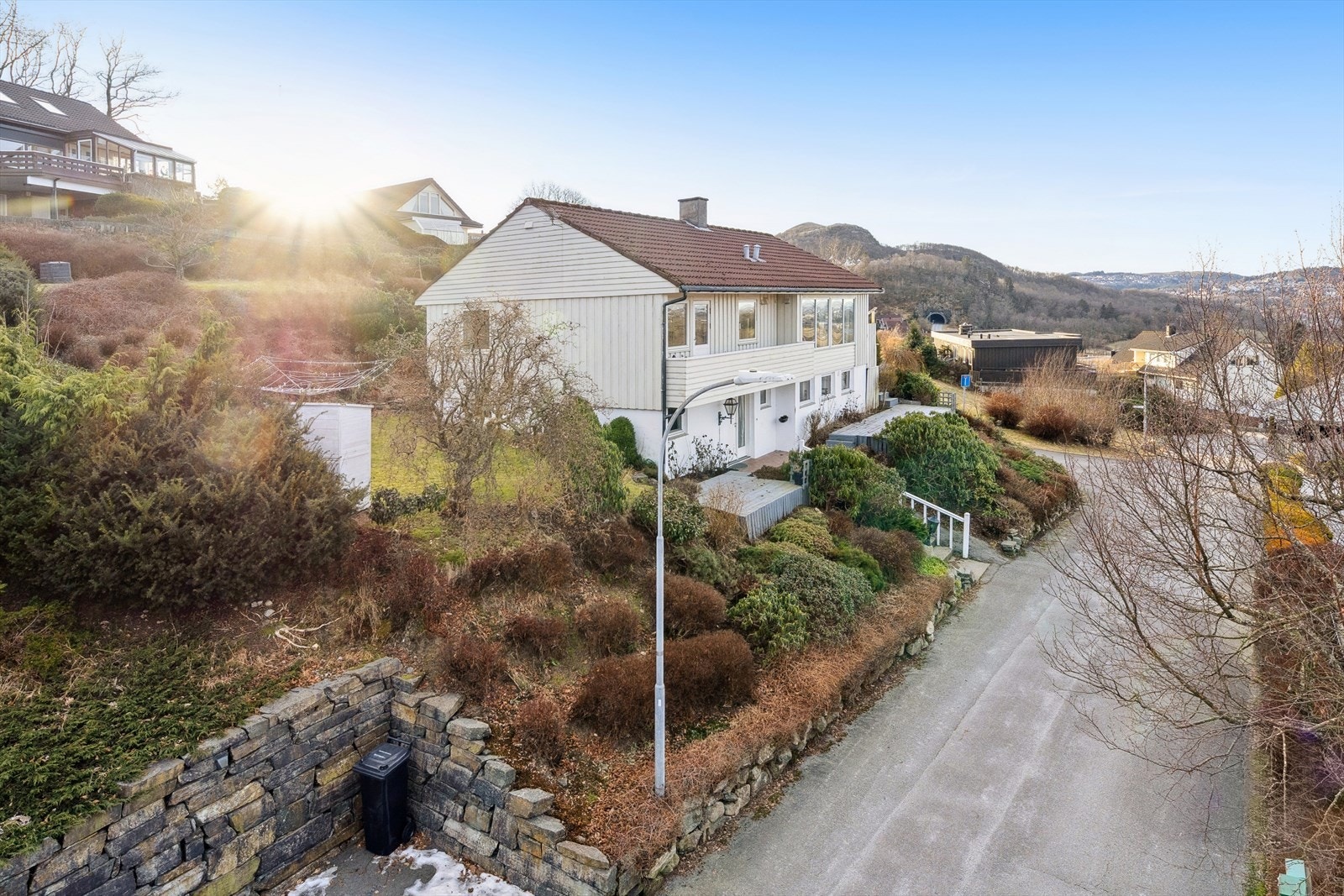 Boligen er fra 1970, og strekker seg over to plan. Galleribilde